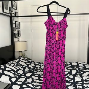 Never worn, long Tory Burch dress. Size S. It stretches. New price was $ 425